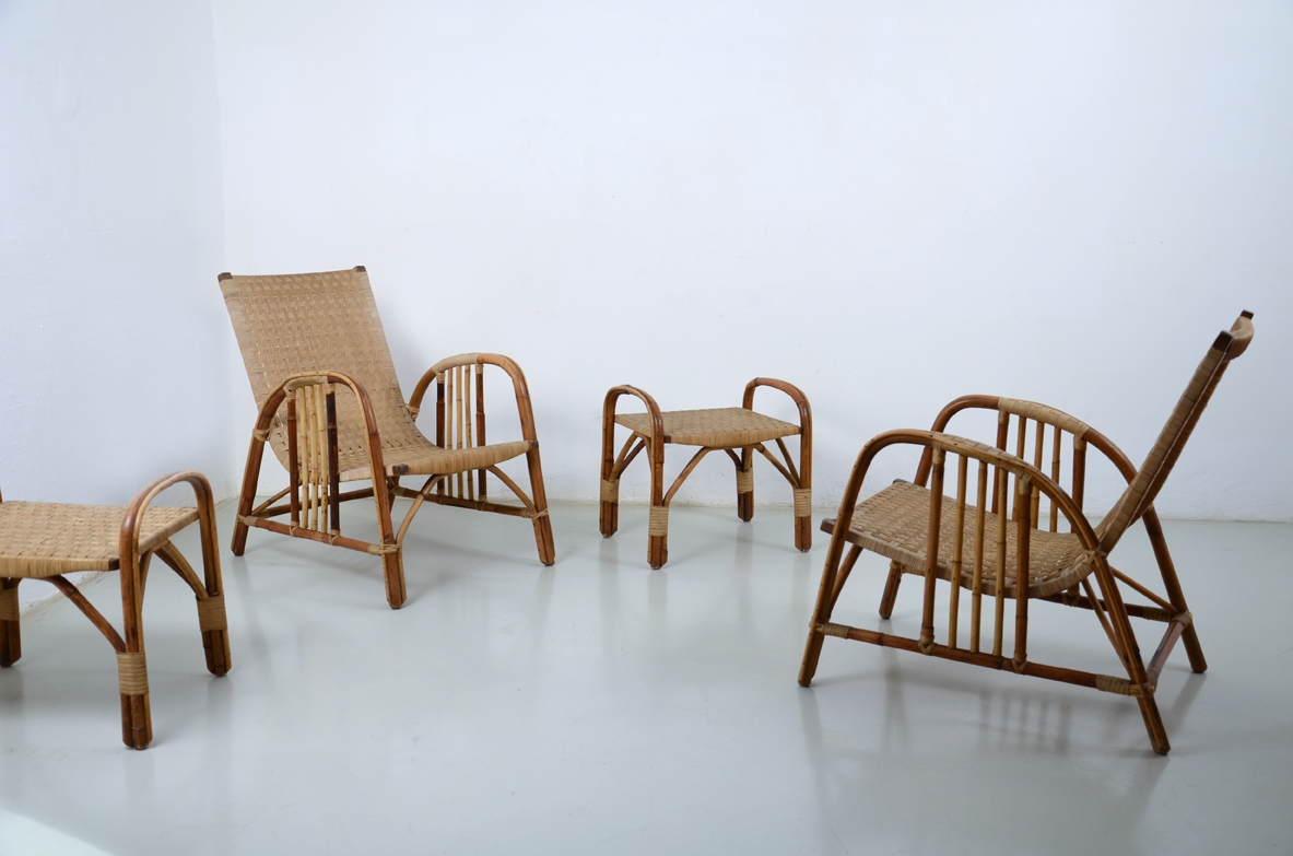 Due poltrone in giunco e rattan con due sgabelli, tutto in perfetto stato. Manifattura Italiana 1950ca.