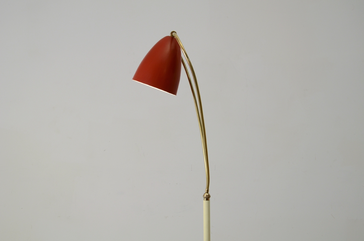 Arredoluce, piccola piantana con base in marmo triangolare e campanella rossa su braccio regolabile in tutte le direzioni, 1950ca.