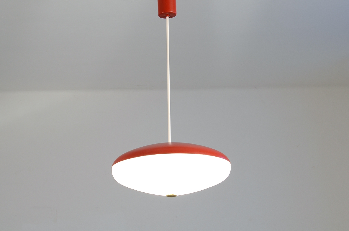 Stilnovo, lampadario in metallo laccato e vetro opaline, 1950ca.