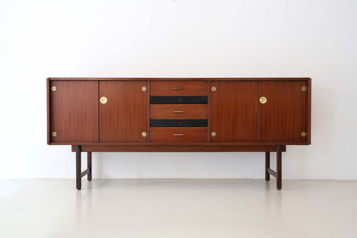 Credenza in tek di bella qualità con ante e cassetti parzialmente tinti all'anilina. Barovero Torino 1960.