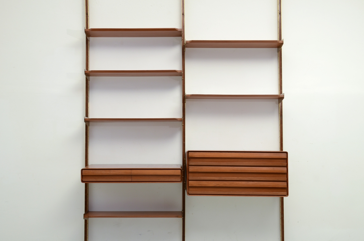 Libreria a parete con montanti e porta ripiani in ottone1960ca.