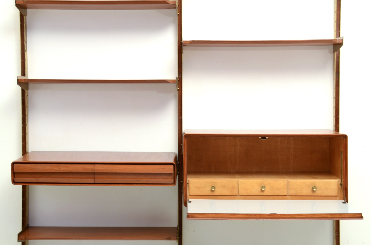Libreria a parete con montanti e porta ripiani in ottone1960ca.