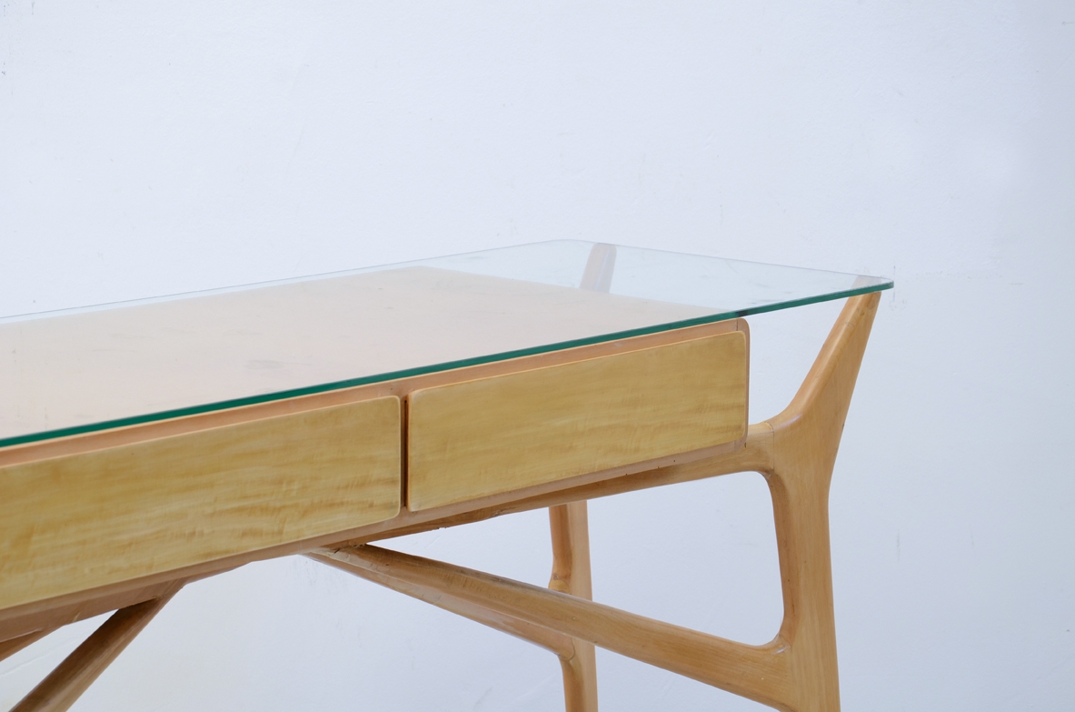1950's refined console table in light wood with two drawers and crystal glass top in the style of Ico Parisi.