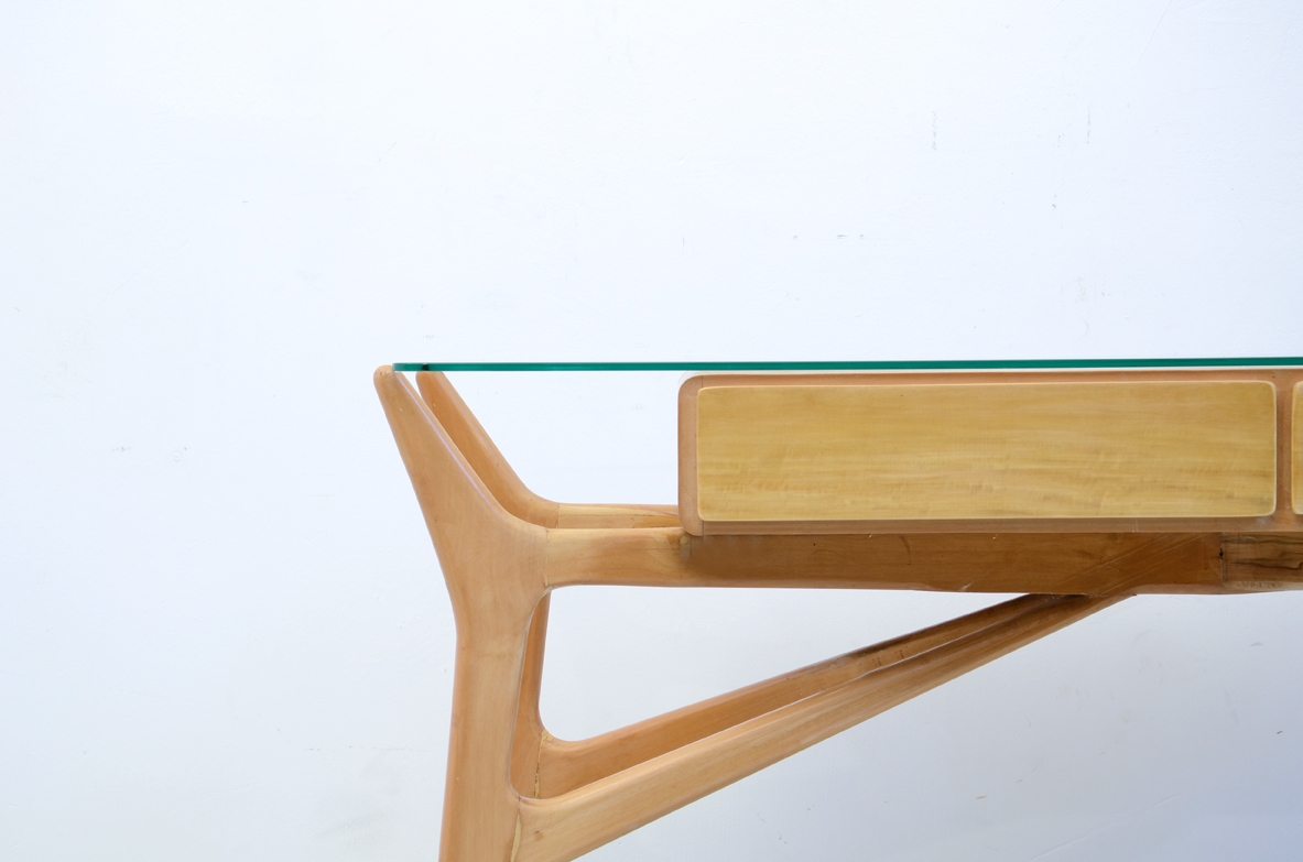 1950's refined console table in light wood with two drawers and crystal glass top in the style of Ico Parisi.