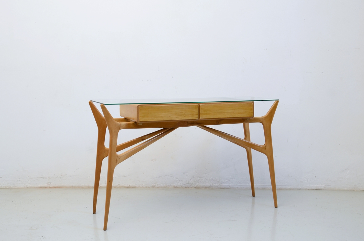 1950's refined console table in light wood with two drawers and crystal glass top in the style of Ico Parisi.