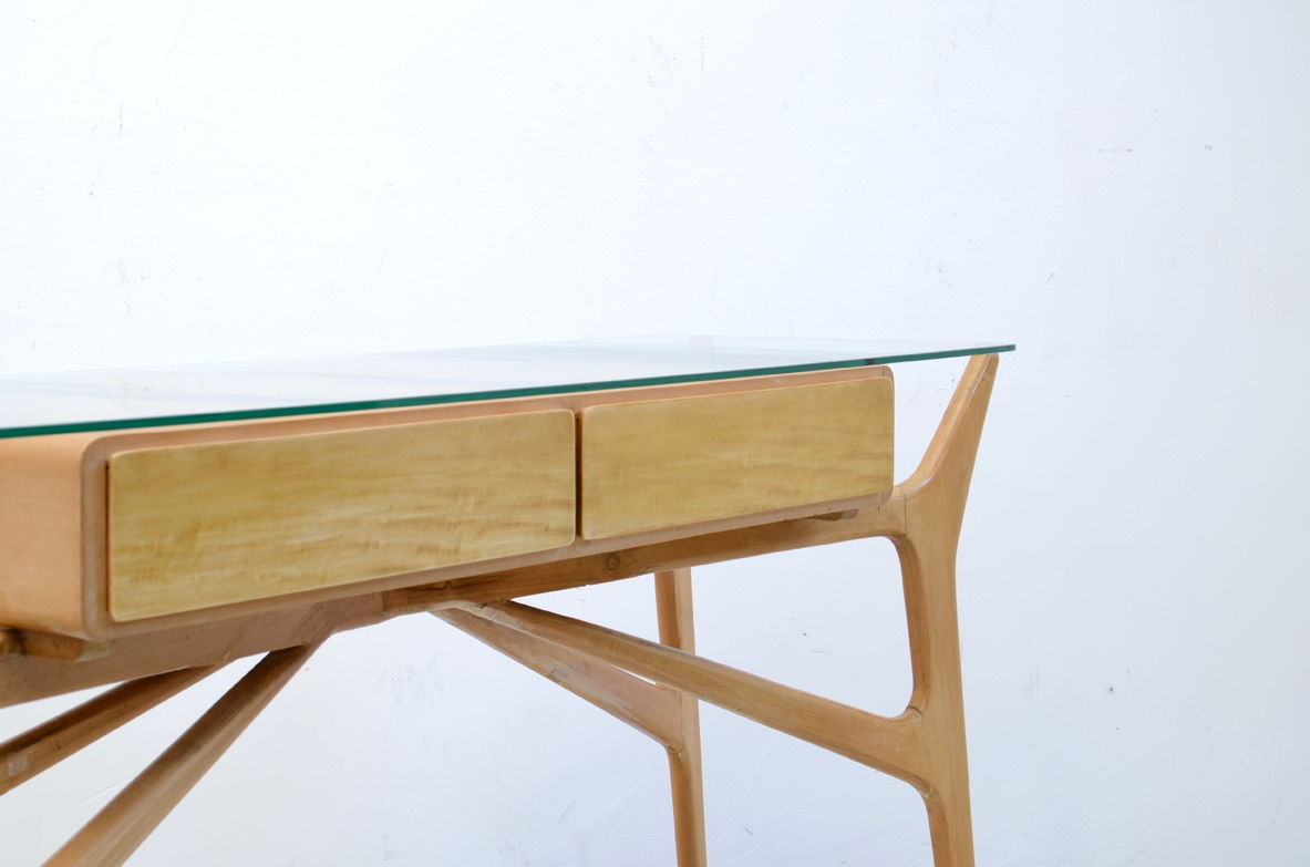 1950's refined console table in light wood with two drawers and crystal glass top in the style of Ico Parisi.