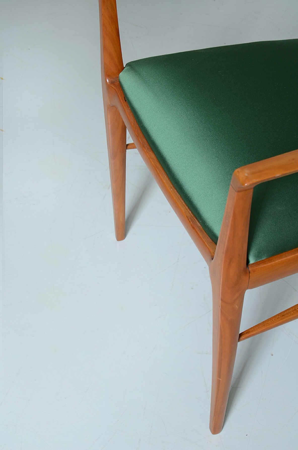 Elegant group of 6 chairs in cherry wood, with satin seat and back, 1950s.
