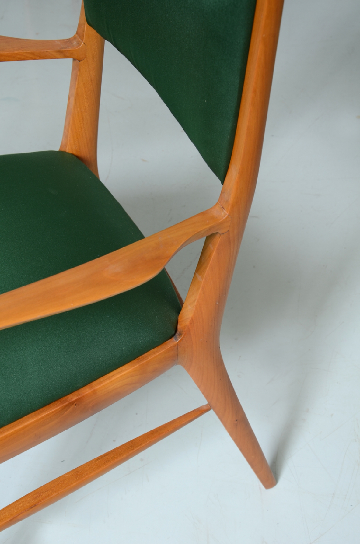 Elegant group of 6 chairs in cherry wood, with satin seat and back, 1950s.