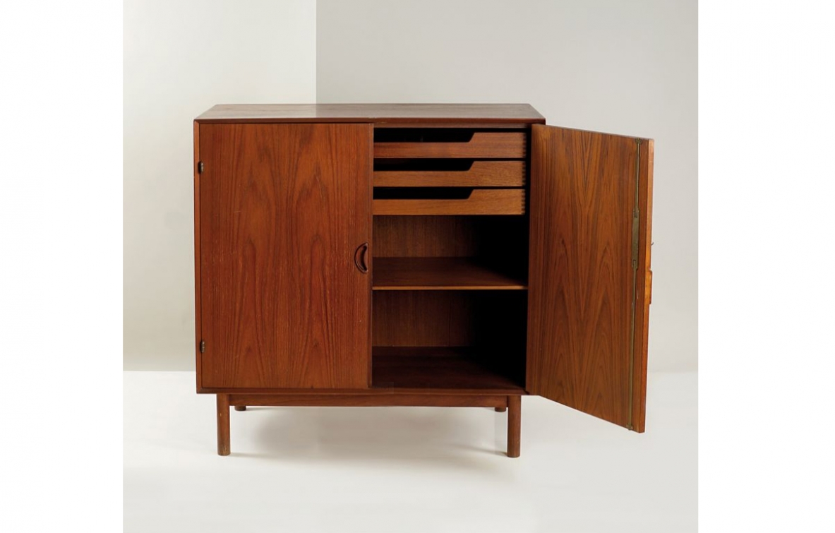 Peter Hvidt & Orla Moolgard, piccolo mobile in tek a due ante con cassetti e ripiano all'interno, Danimarca 1955ca.