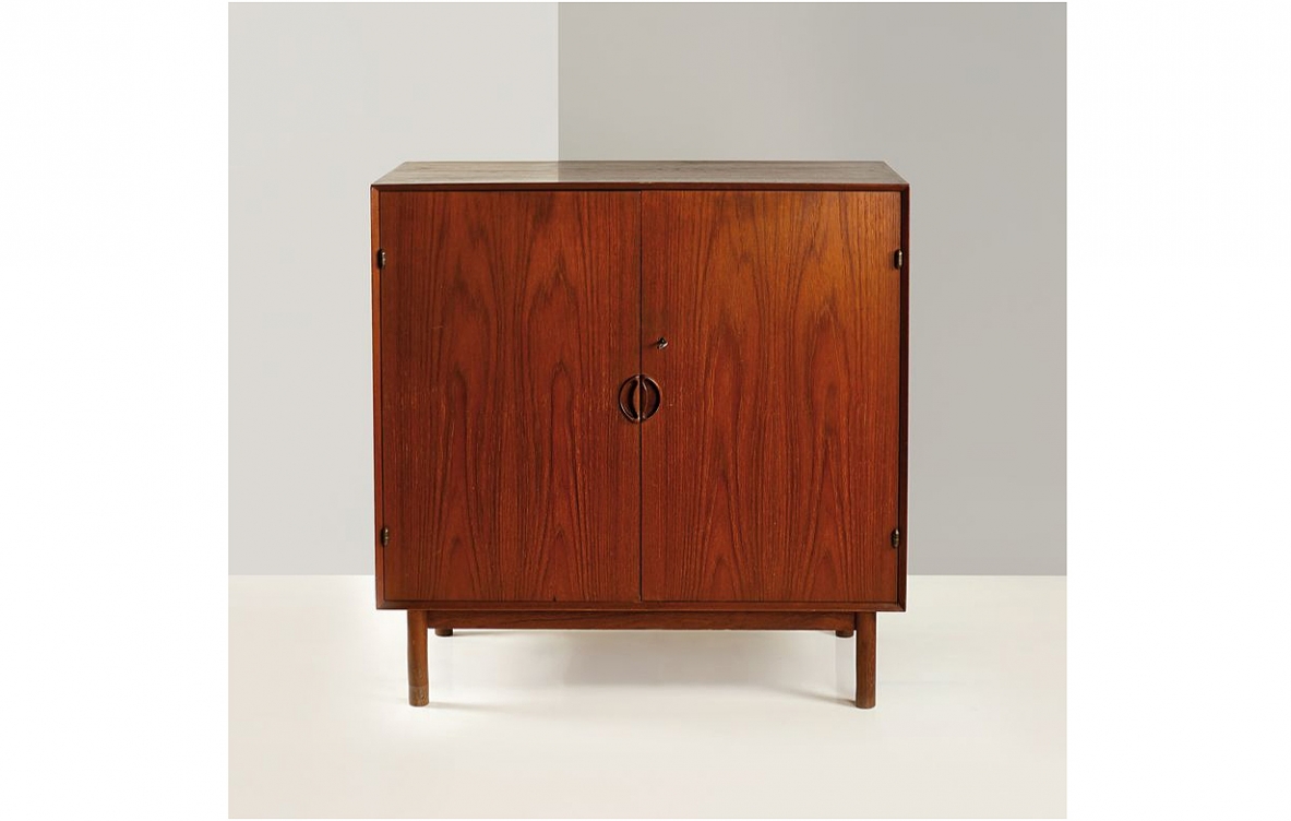 Peter Hvidt & Orla Moolgard, piccolo mobile in tek a due ante con cassetti e ripiano all'interno, Danimarca 1955ca.