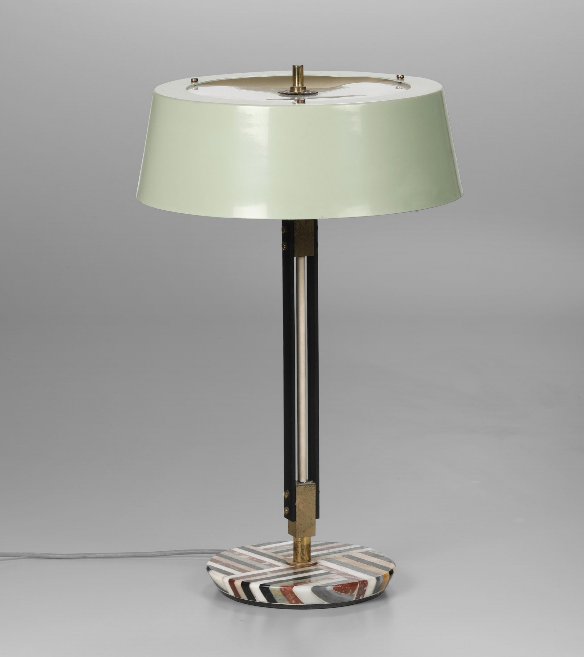 Stilnovo, originale lampada da tavolo con struttura in ottone e metallo laccato, base in marmo.