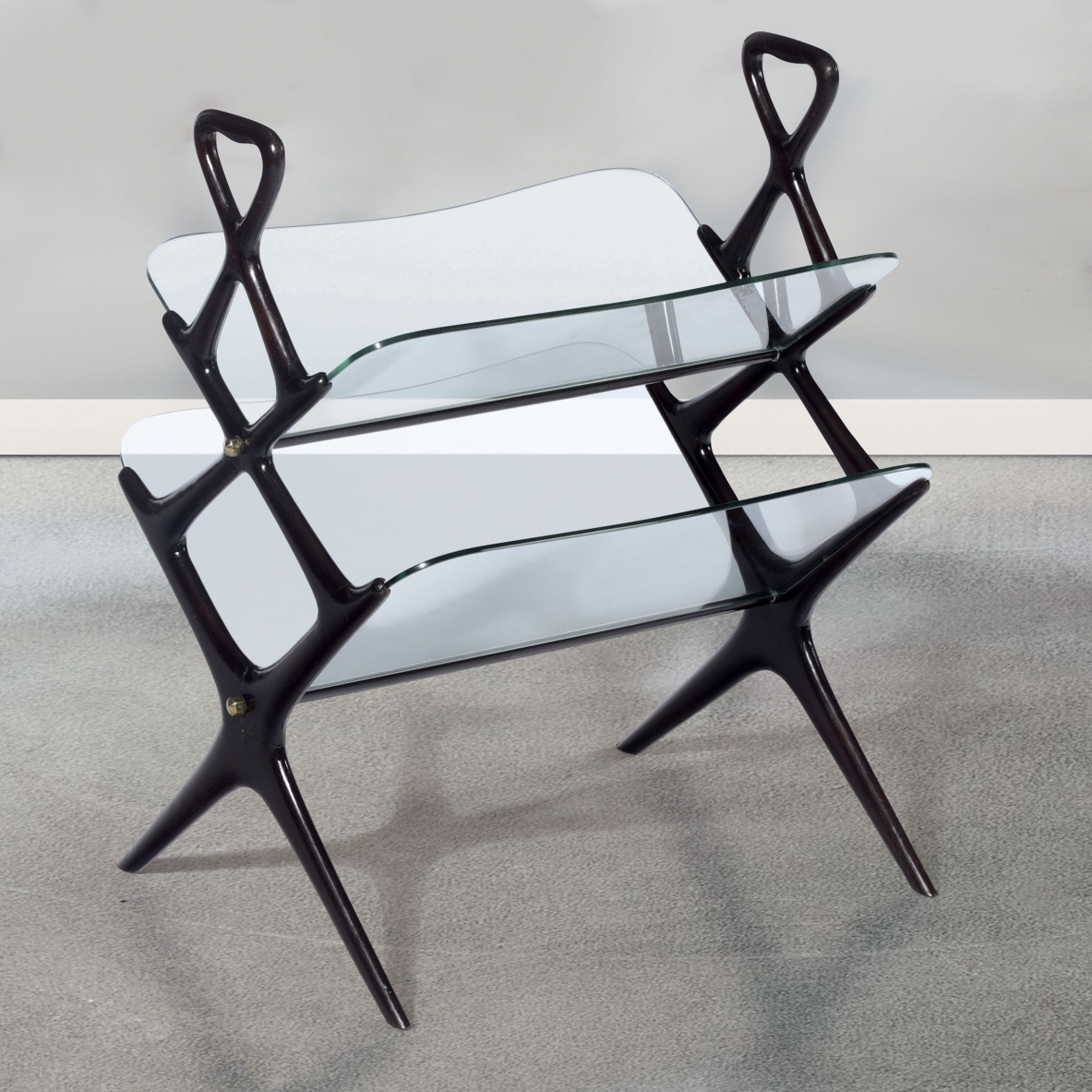 Cesare Lacca, elegante portariviste con struttura in legno e piani in vetro molato.