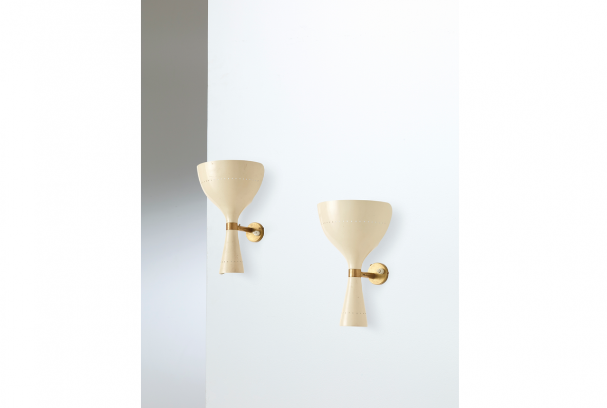 Pair of wall lights in white lacquered metal and detail made of brass.  Prod. Lumen 1955.