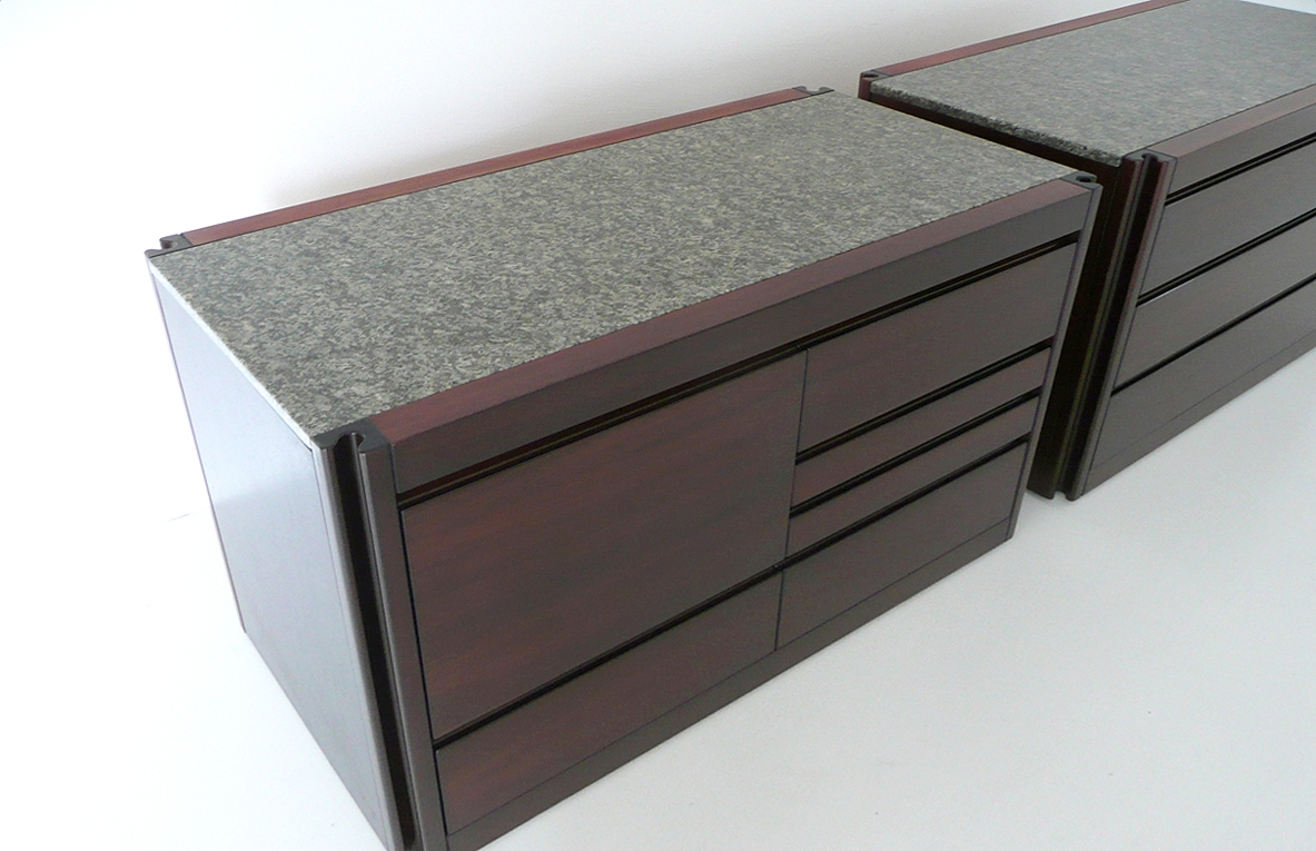 Angelo Mangiarotti, coppia di mobili a cassetti con scomparto bar e piano in granito verde, Produzione Bernini 1960ca.