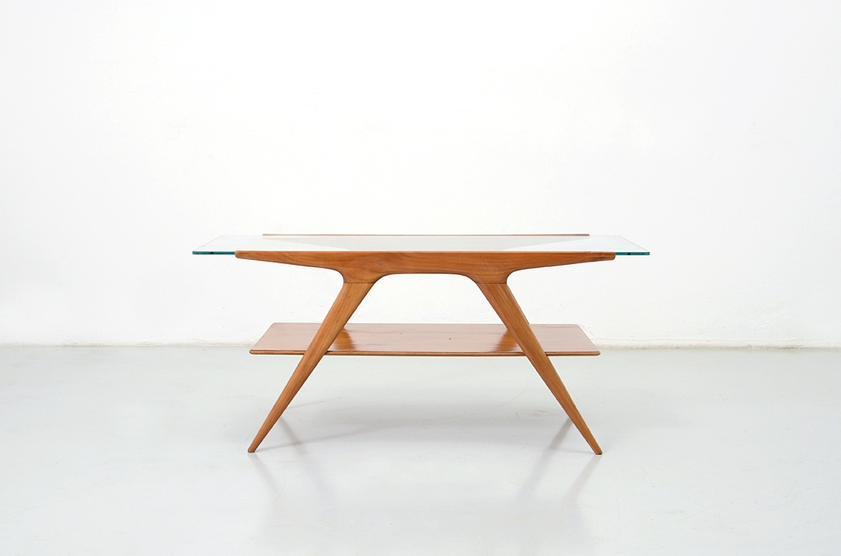 Giulia Veronesi, elegant 1950's coffee table in cherry wood with very nice thin tips and a crystal glass top.