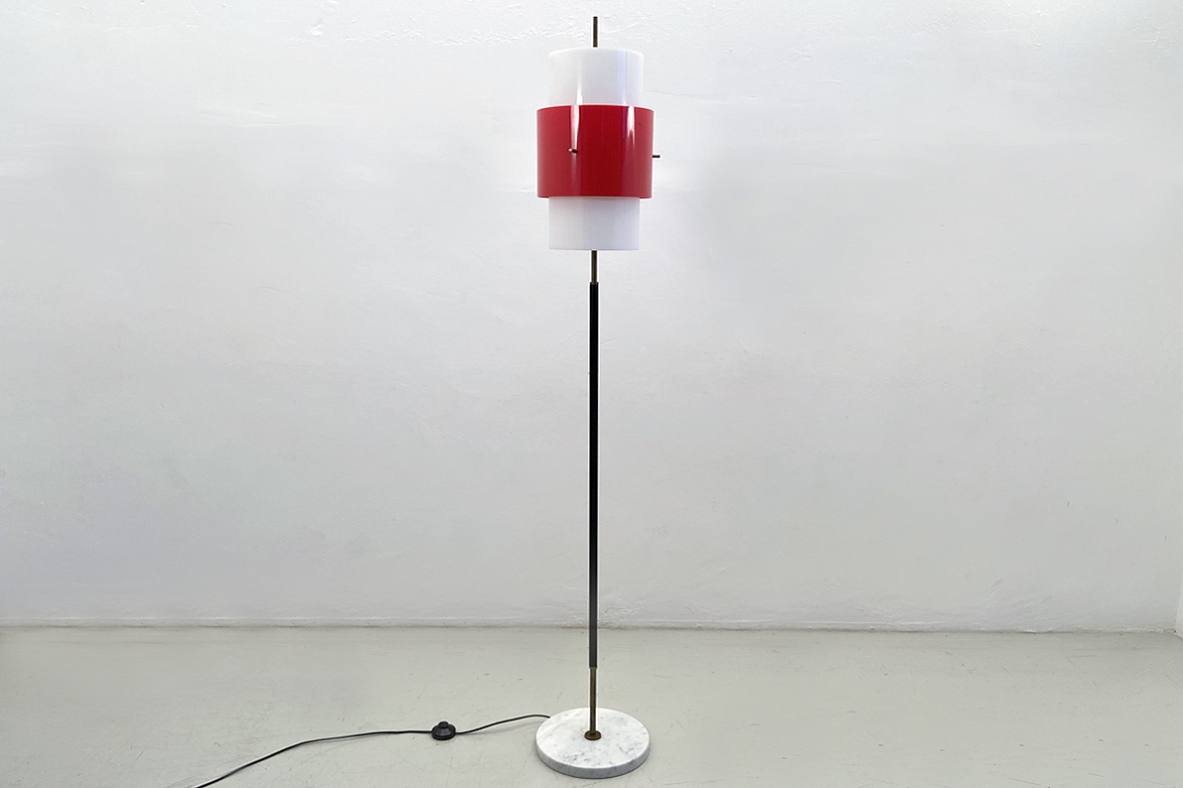 Stilnovo, piantana con cappello in perplex a due colori e base in marmo, 1950ca