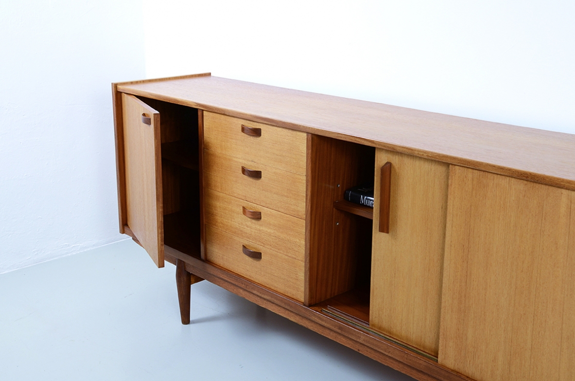 Vittorio Dassi, bella credenza in rovere chiaro con ante scorrevoli e cassetti, 1960ca.