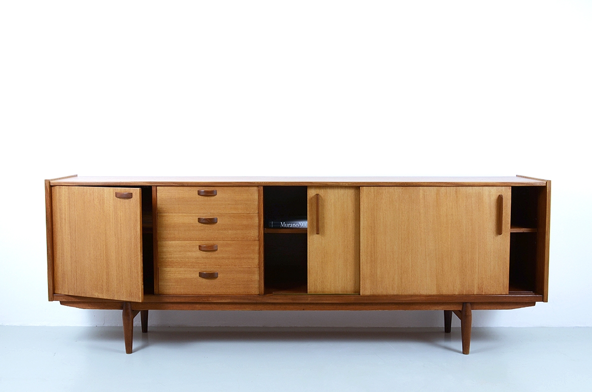 Vittorio Dassi, bella credenza in rovere chiaro con ante scorrevoli e cassetti, 1960ca.