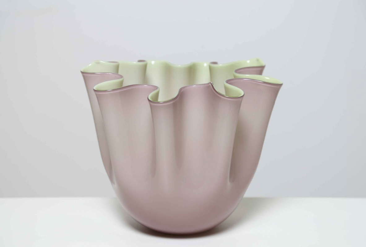 Manifattura Murano, vaso a fazzoletto in vetro incamiciato.