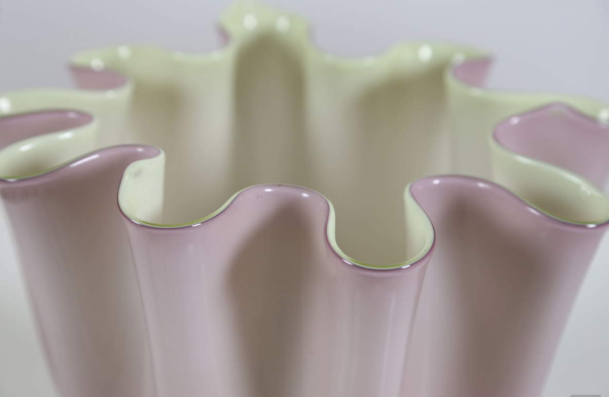 Manifattura Murano, vaso a fazzoletto in vetro incamiciato.