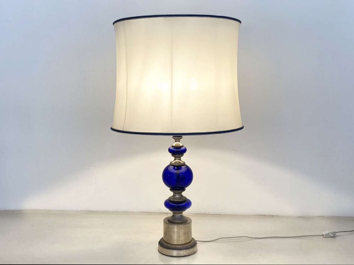 Gaetano Sciolari, grande lampada con stelo in metallo argentato e vetro. Prod. Stilnovo 1960ca. Reca la firma impressa sulla base.