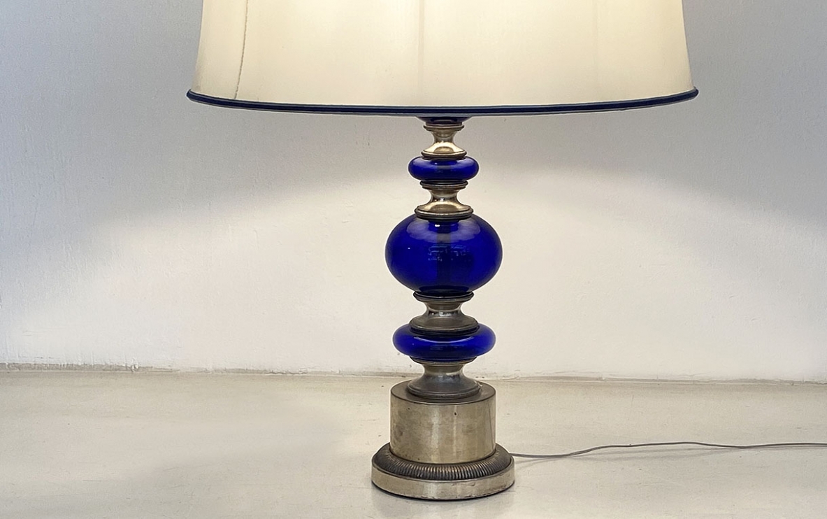 Gaetano Sciolari, grande lampada con stelo in metallo argentato e vetro. Prod. Stilnovo 1960ca. Reca la firma impressa sulla base.