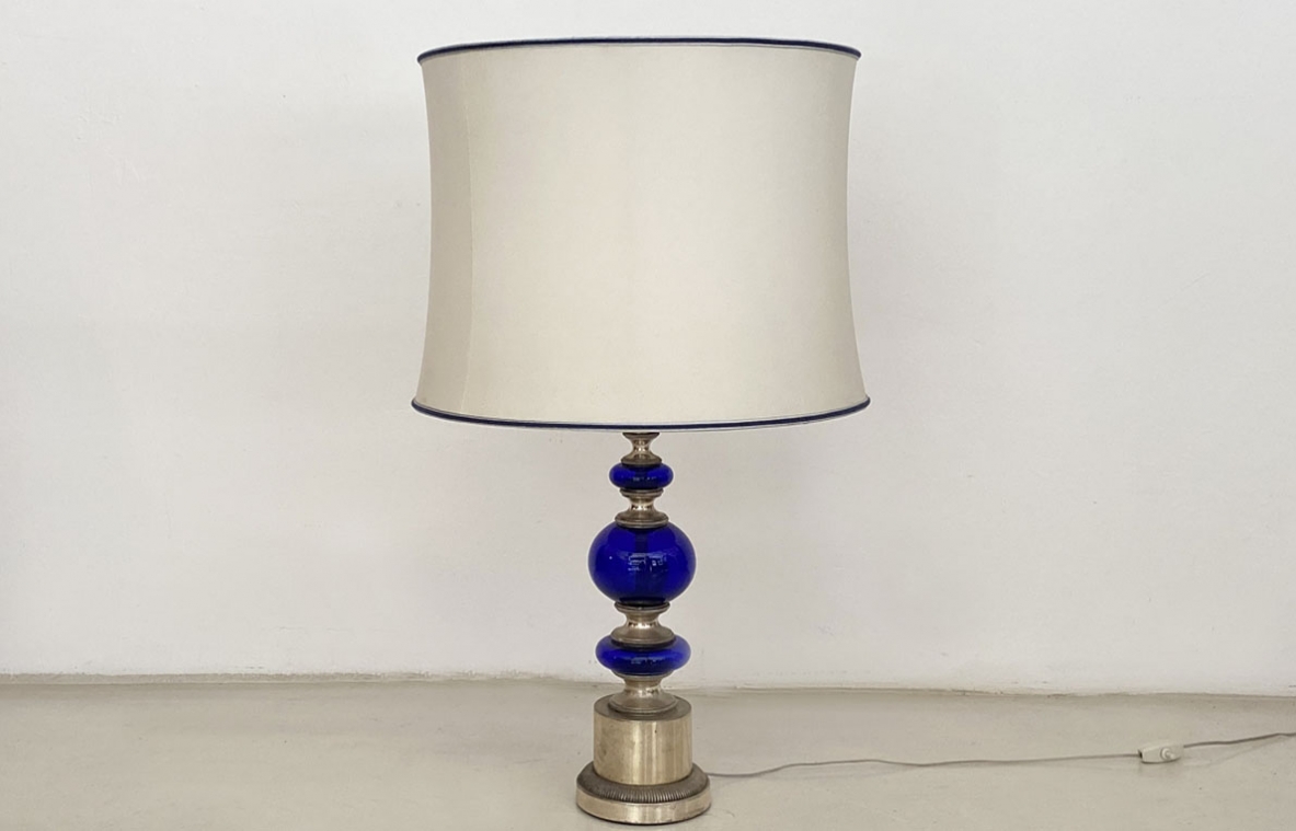 Gaetano Sciolari, grande lampada con stelo in metallo argentato e vetro. Prod. Stilnovo 1960ca. Reca la firma impressa sulla base.