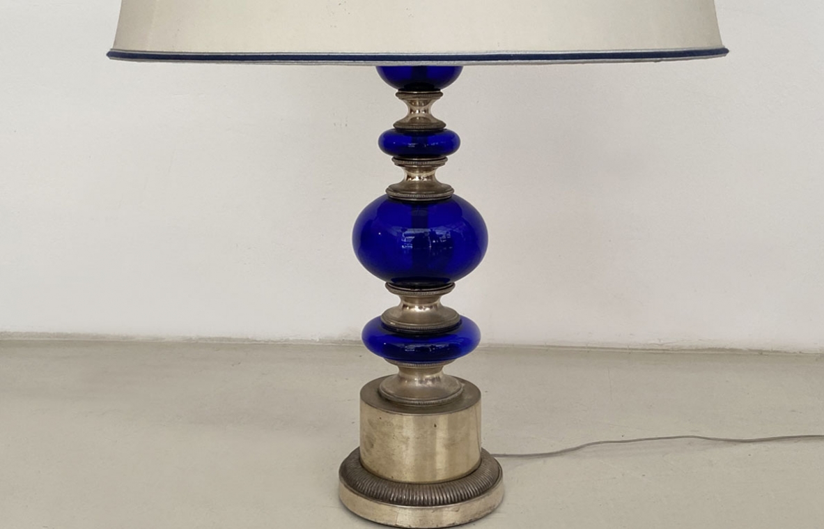 Gaetano Sciolari, grande lampada con stelo in metallo argentato e vetro. Prod. Stilnovo 1960ca. Reca la firma impressa sulla base.