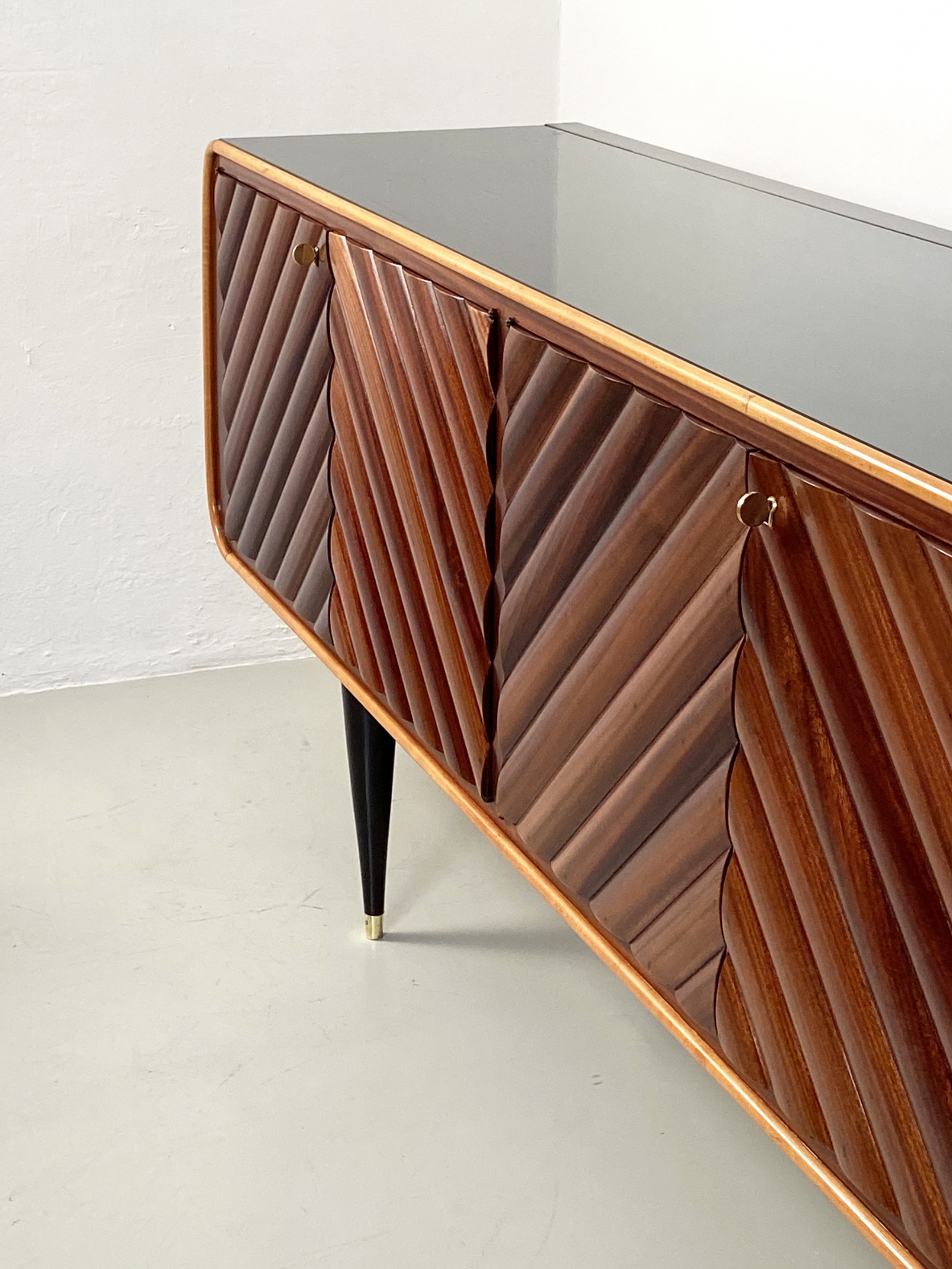 Elegante mobile contenitore a sei ante, interni in acero biondo, puntali in ottone, Italia 1950ca.