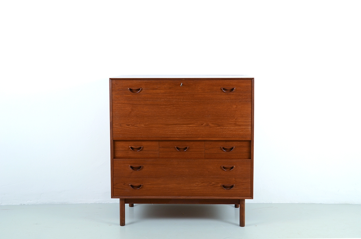 Peter Hvdt & Orla Mølgaard-Nielsen, small cabinet in teak wood, Sborg Mobelfabrik, Dememark late 1950's.