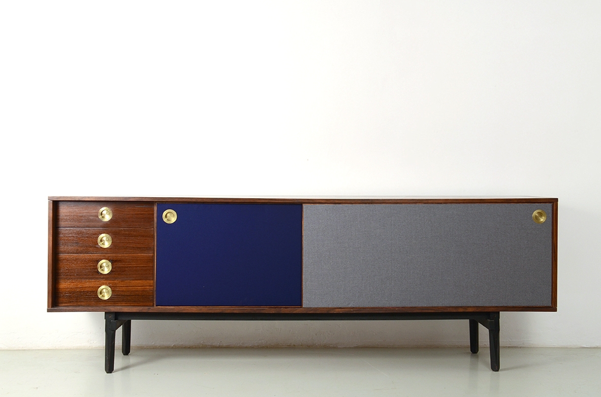 Stildomus, Sideboard in palissandro con due lunghe ante scorrevoli rivestite in panno, all'interno quattro cassetti e ripiani.  Bocchette in ottone, Italia, 1960ca.