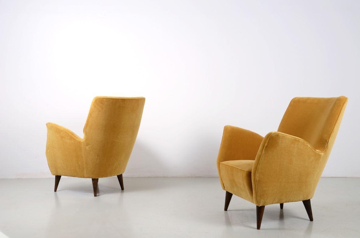 Fratelli Rizzi, coppia di poltrone rivestite in velluto. Produzione Flli.Rizzi Torino 1950.
