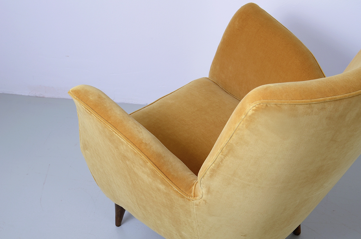 Fratelli Rizzi, coppia di poltrone rivestite in velluto. Produzione Flli.Rizzi Torino 1950.