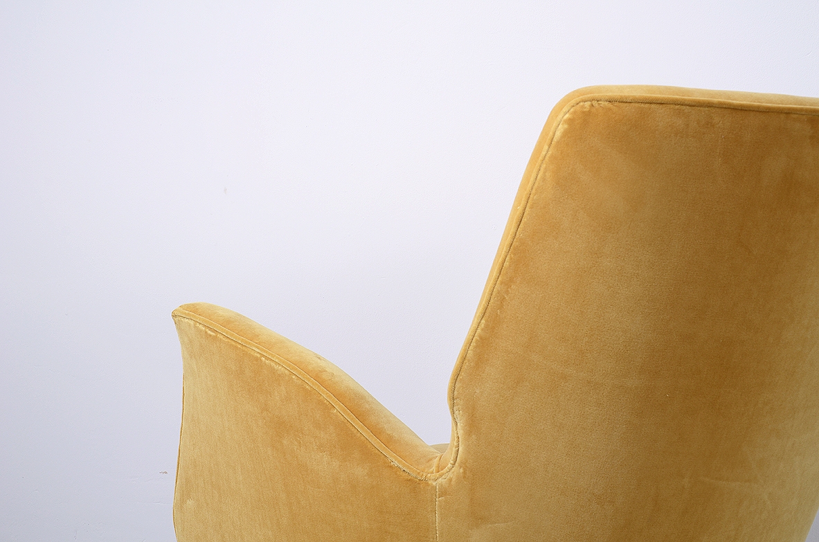 Fratelli Rizzi, coppia di poltrone rivestite in velluto. Produzione Flli.Rizzi Torino 1950.