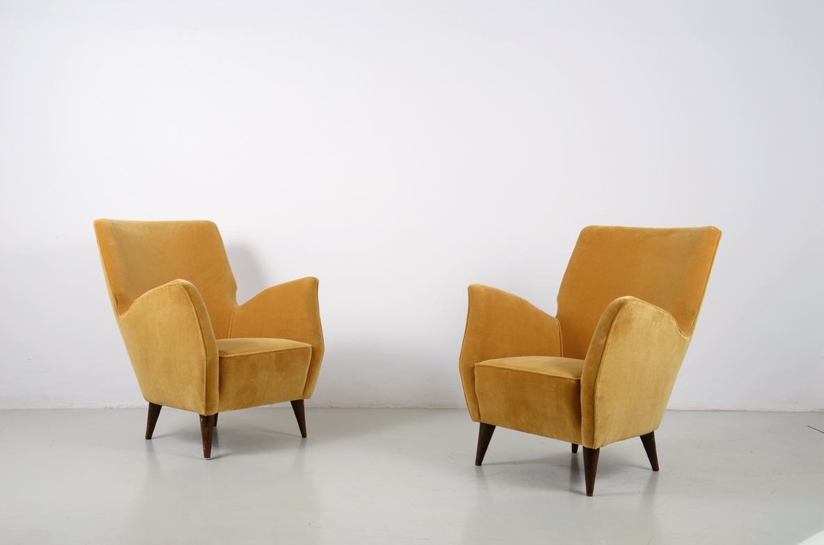 Fratelli Rizzi, coppia di poltrone rivestite in velluto. Produzione Flli.Rizzi Torino 1950.