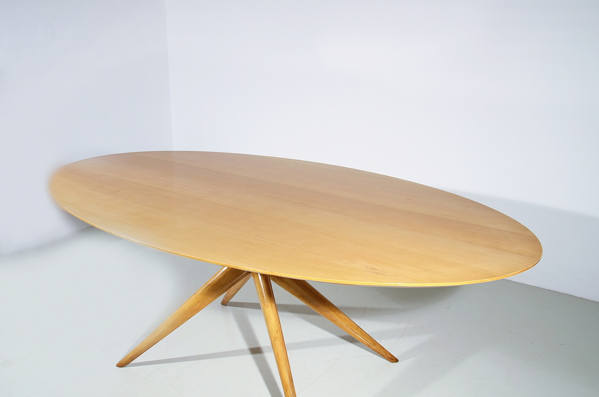 Italian 1950's oval table in maple wood with nice thin legs in the style of Ico Parisi.