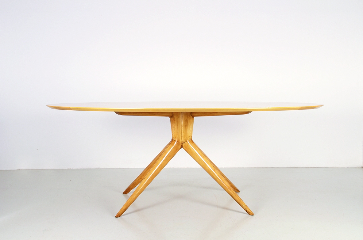 Italian 1950's oval table in maple wood with nice thin legs in the style of Ico Parisi.