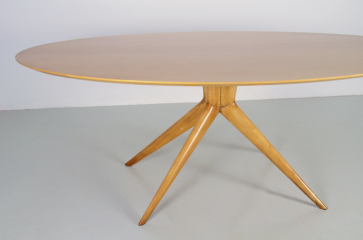 Italian 1950's oval table in maple wood with nice thin legs in the style of Ico Parisi.