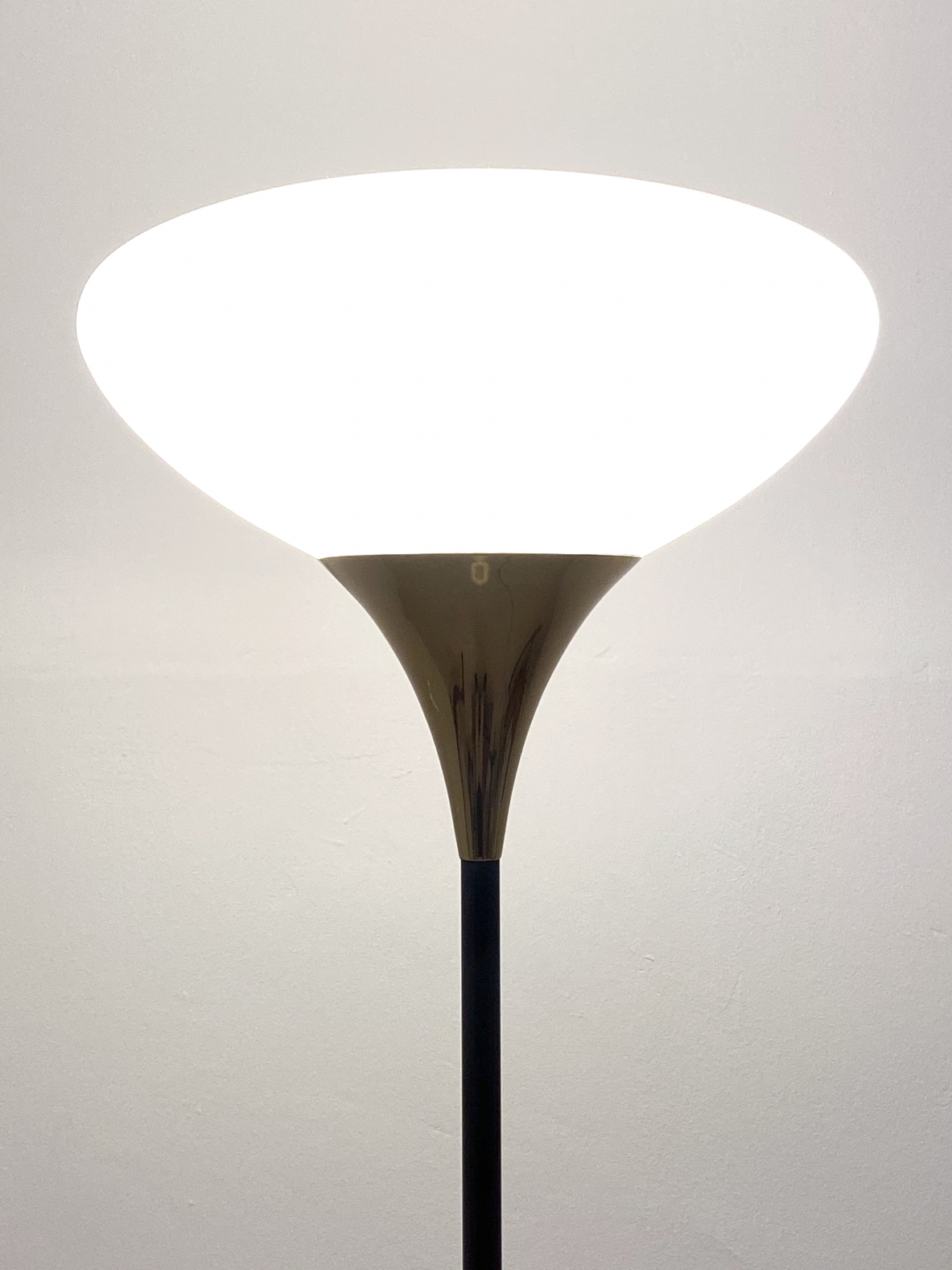 Stilnovo, piantana con base in marmo, stelo in metallo e ottone e vetro opaline di forma ellittica, 1960ca.