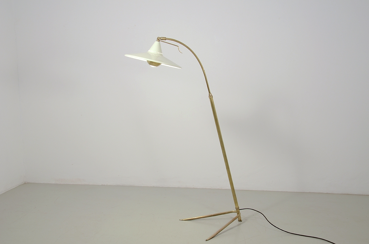 Lampada da terra in metallo laccato e ottone. Manifattura italiana 1950ca.