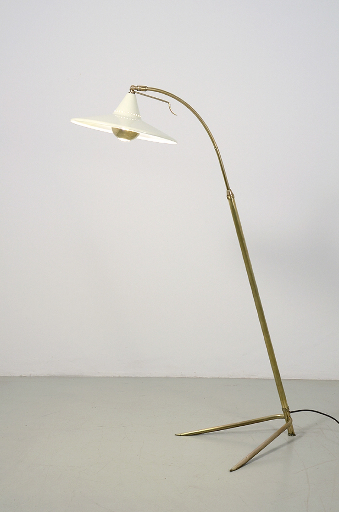 Splendida lampada da terra in metallo laccato e ottone, 1950ca.