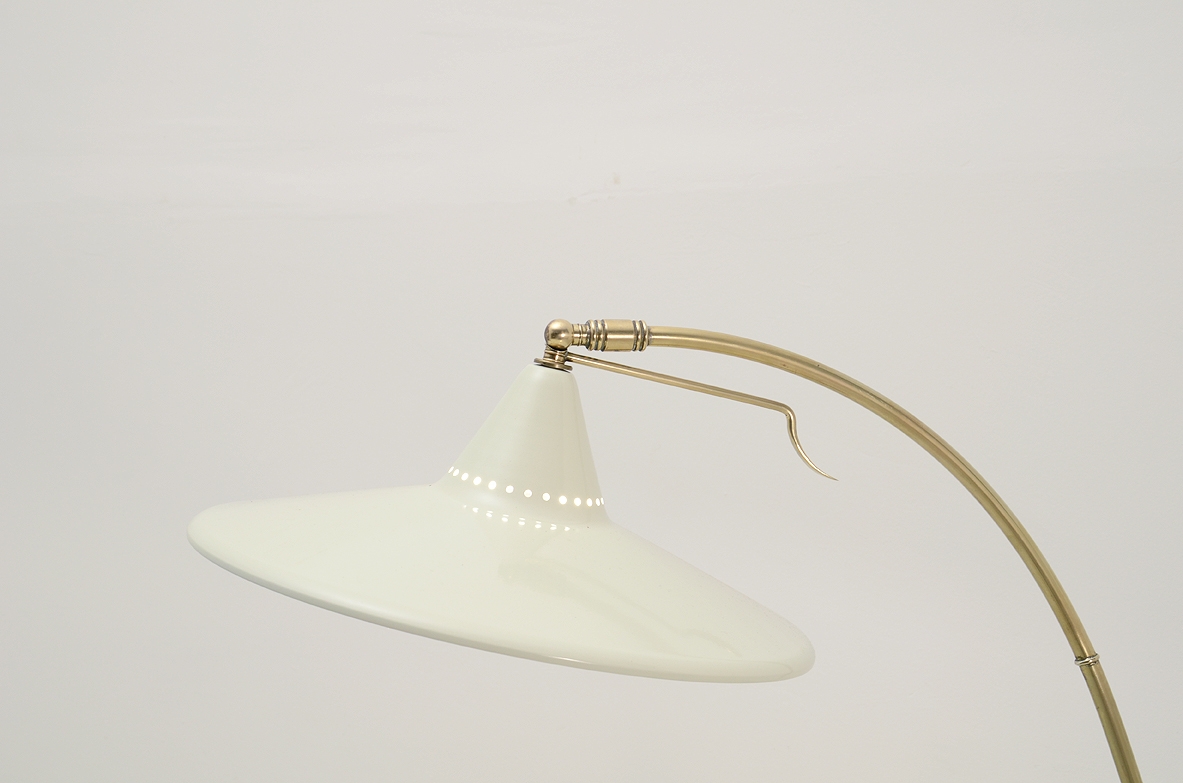 Lampada da terra in metallo laccato e ottone. Manifattura italiana 1950ca.