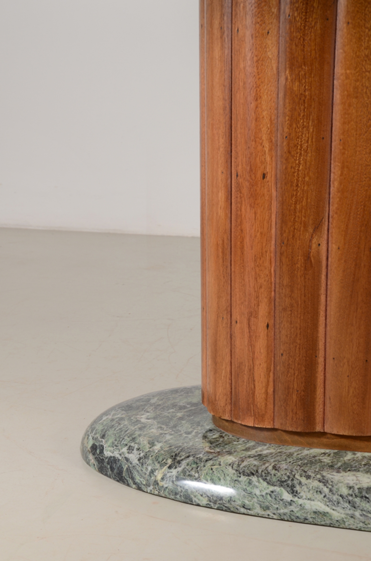 Vittorio Dassi, grande tavolo a colonna centrale con base in marmo Verde Alpi e piano in vetro opaline verde inglese. 1940ca.