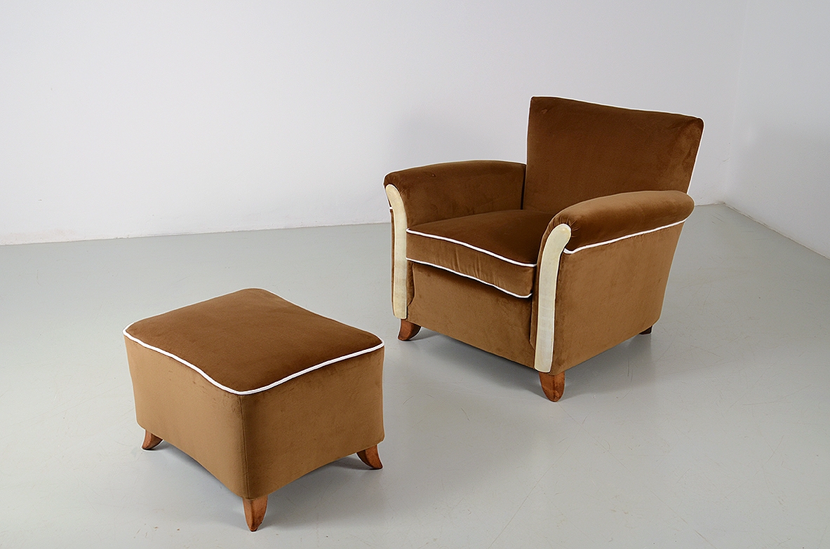 Poltrona e pouf coordinato con rivestimento in velluto marrone. Manifattura italiana, 1940ca.