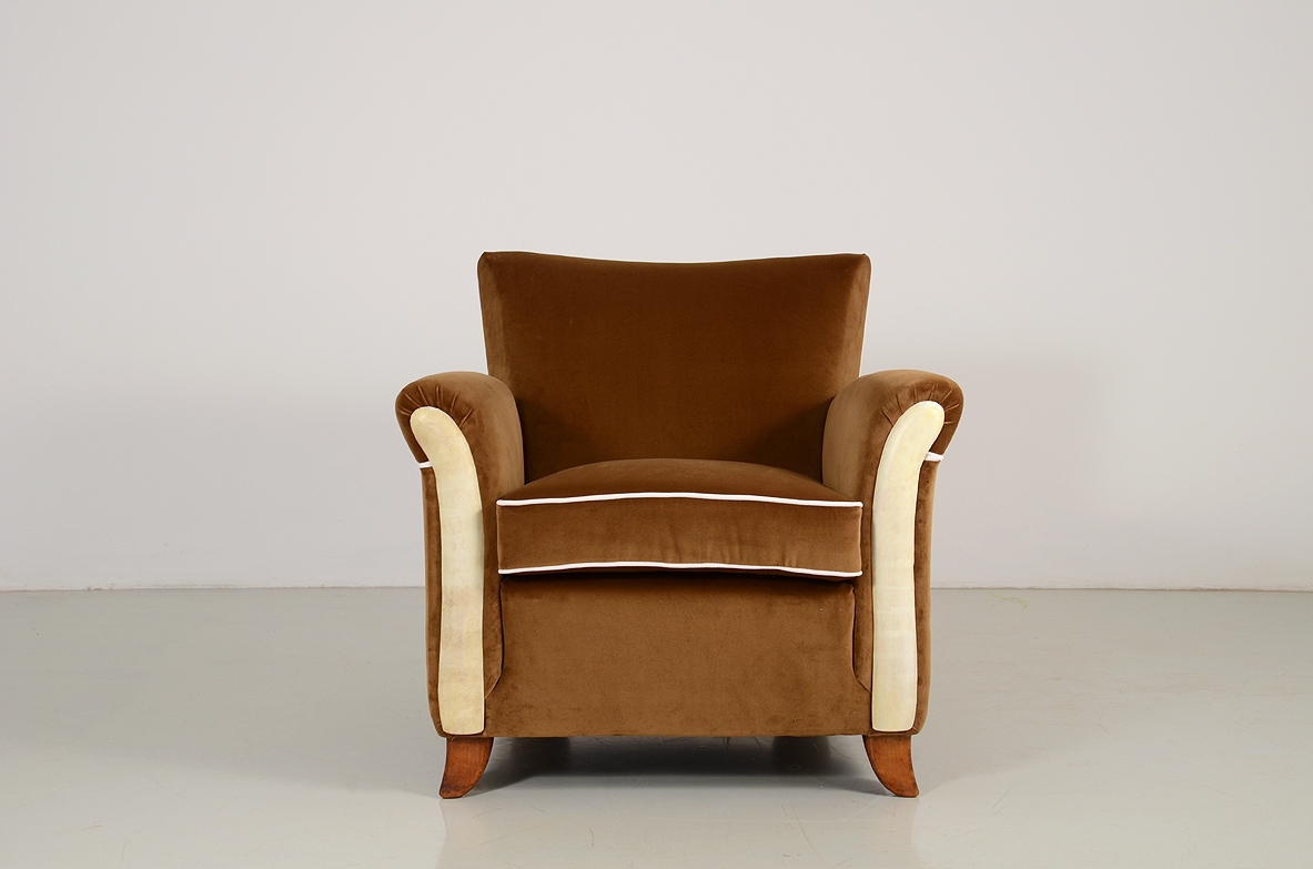 Poltrona e pouf coordinato con rivestimento in velluto marrone. Manifattura italiana, 1940ca.