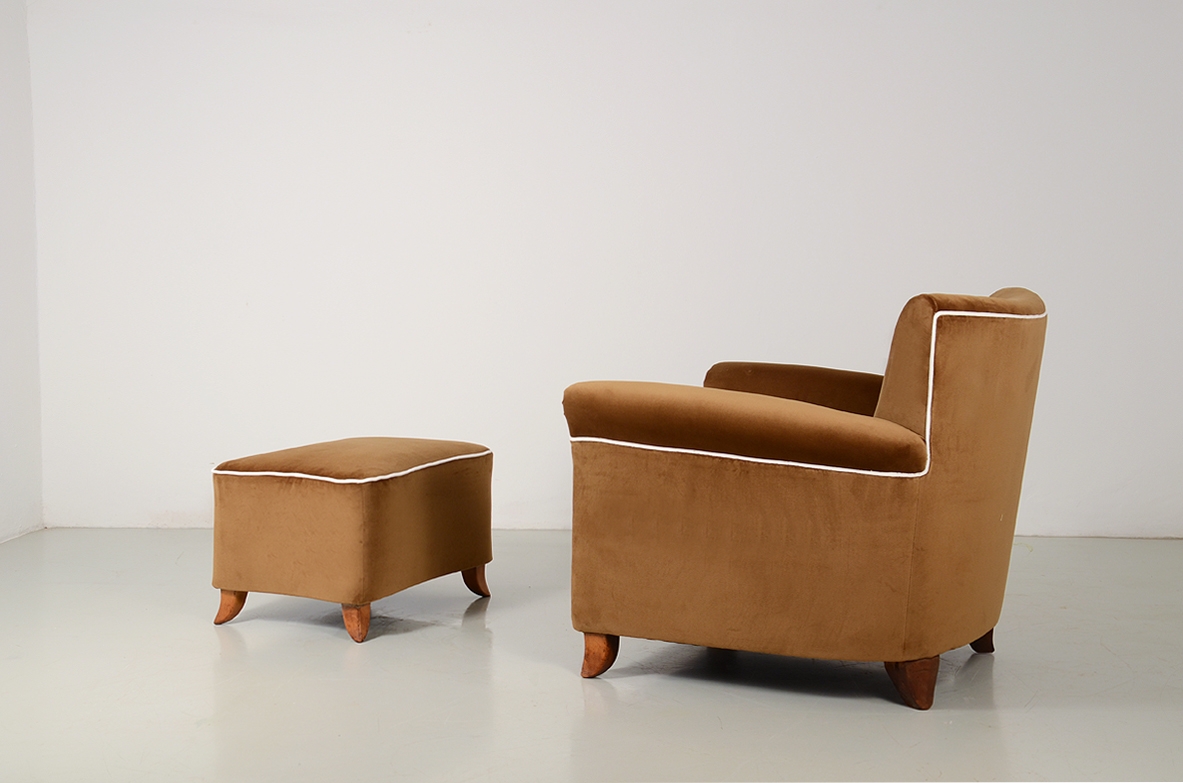 Poltrona e pouf coordinato con rivestimento in velluto marrone. Manifattura italiana, 1940ca.