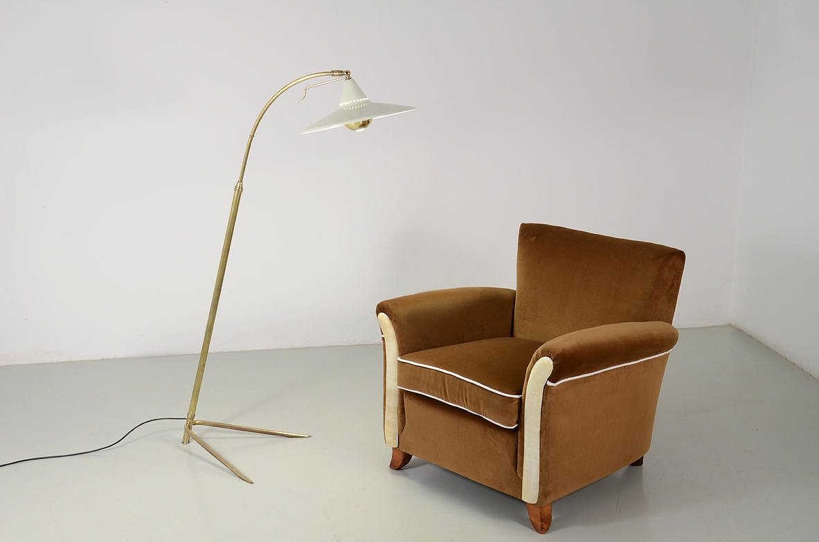 Poltrona e pouf coordinato con rivestimento in velluto marrone. Manifattura italiana, 1940ca.