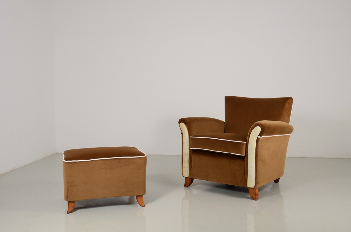 Poltrona e pouf coordinato con rivestimento in velluto marrone. Manifattura italiana, 1940ca.