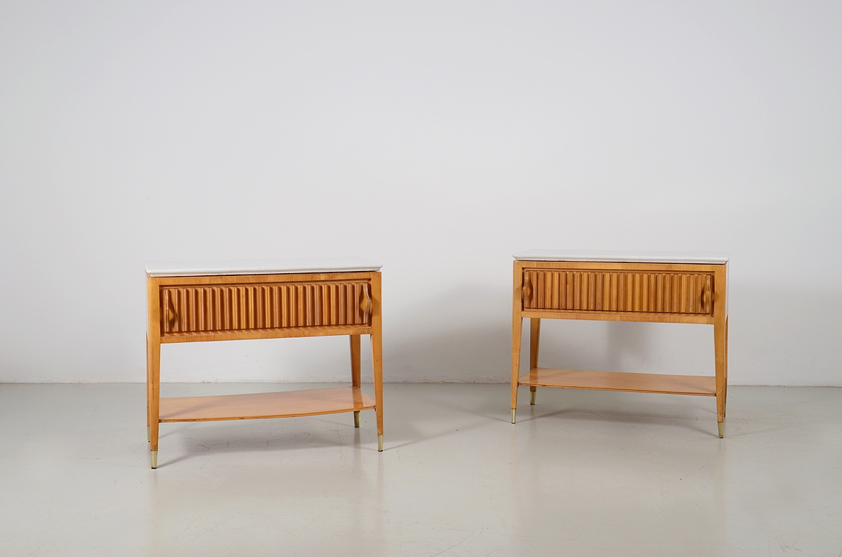 Coppia di comodini in acero con piano in marmo e un cassetto, produzione Cassina 1957.