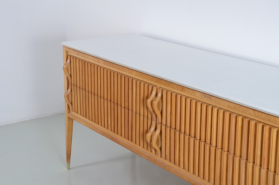 Unique chest of drawers in maple wood with grinded front drawers, very nice handles and fine-grained marble top. Prod. Cassina, 1957.